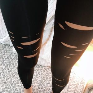 RIPPED LEGGINGS